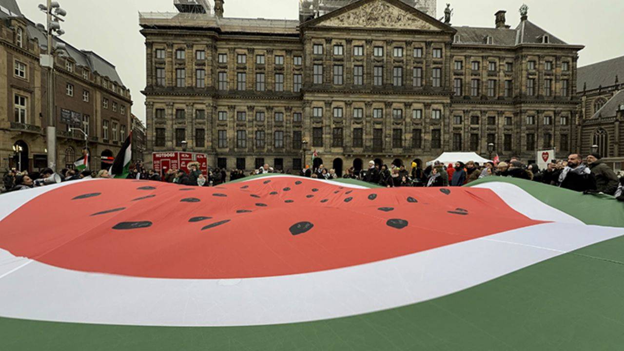 Amsterdam’da İsrail ve Hollanda’yı kızdıran slogan: Nehirden denize kadar…